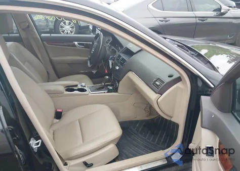 2010 Mercedes-Benz C 300 z USA, uszkodzony, nr VIN WDDGF8BB9AF454536